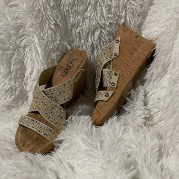 XOXO/WEDGES Sandals - Picture 1 of 4